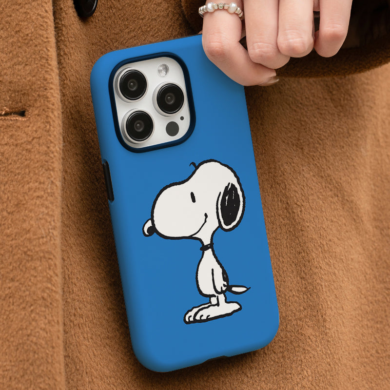 Showcasing a cute Snoopy cartoon design on a sleek blue phone case. Perfect for Peanuts fans, this case offers precise cutouts for iPhone cameras and flash. Elegantly displayed in a hand against a textured brown backdrop.