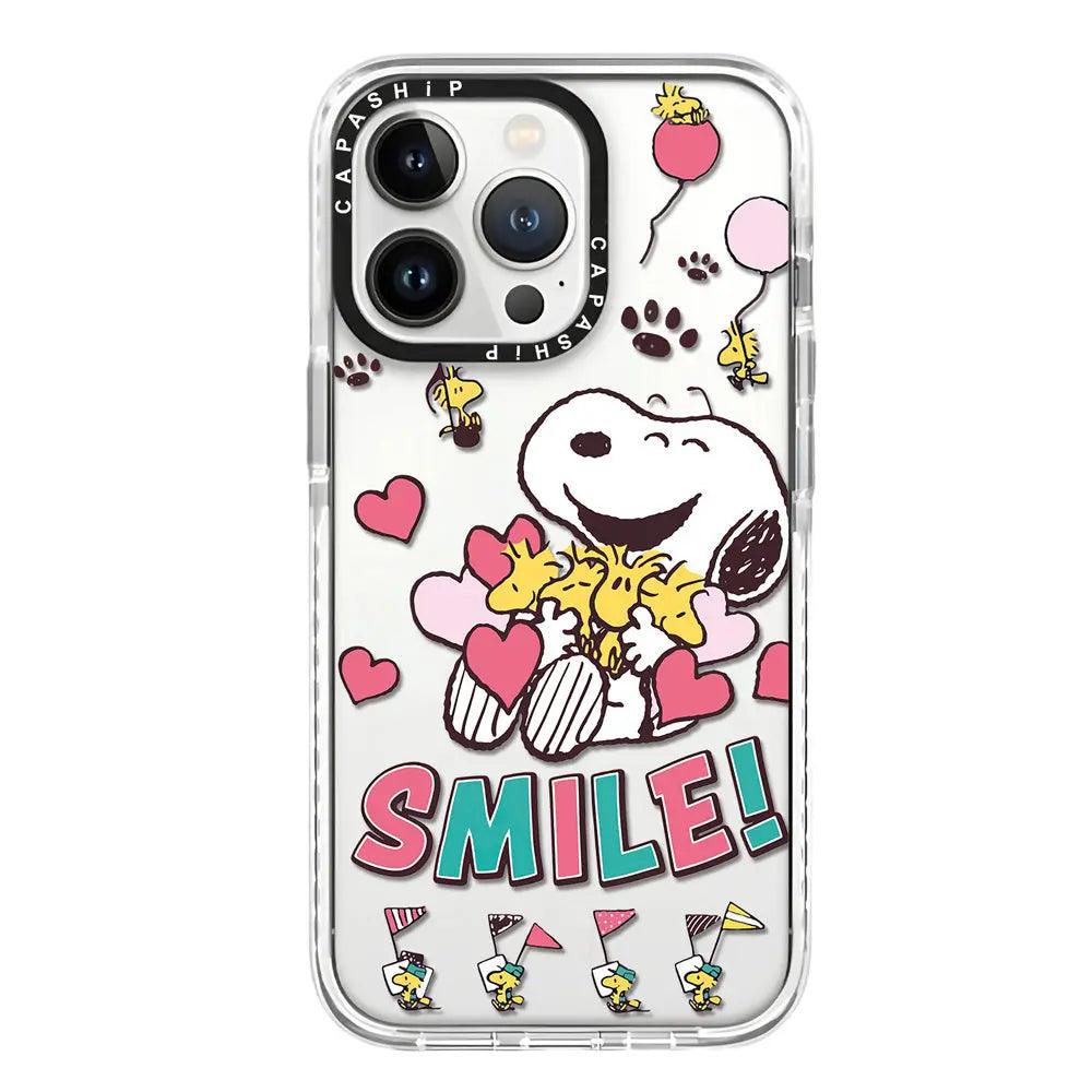 Show off your happy side with this Snoopy and "SMILE!" themed case, a must-have accessory for fans of PEANUTS.